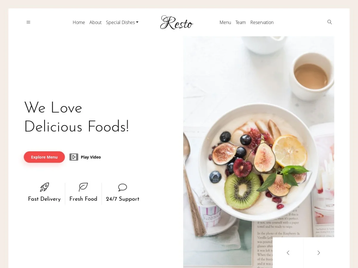 Pizza napolitana recién horneada con ingredientes frescos